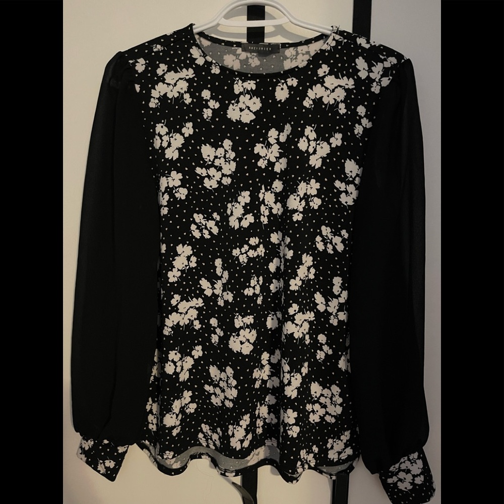 Suzy Shier top size small.
